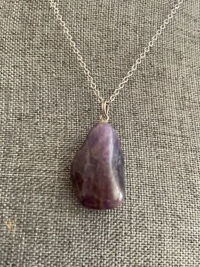 5/$10❤️❤️❤️Purple Glass Pendant Necklace